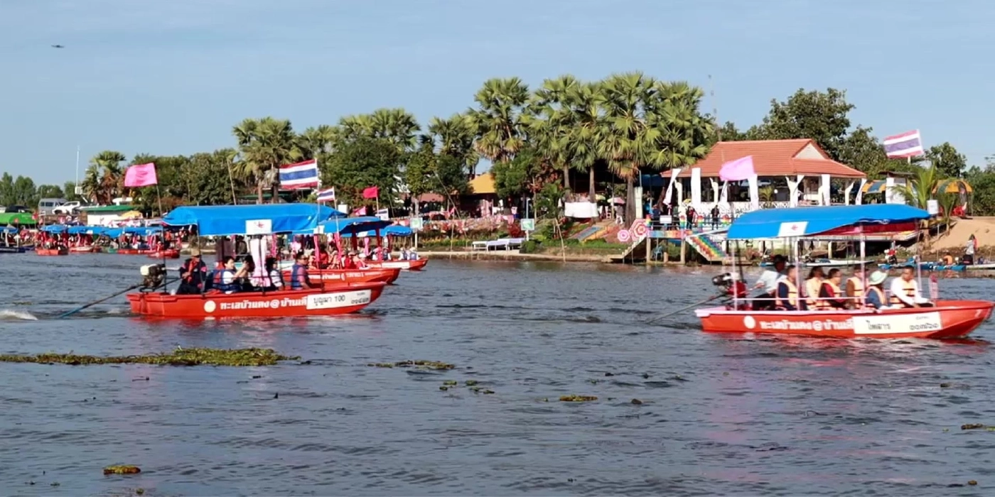 ชวนชมทะเลบัวแดงหนองหาน บานสะพรั่งตระการตา ที่ อุดรธานี