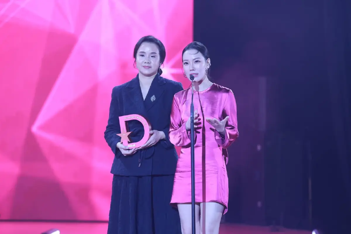 “จับจ้องมองจีน” คว้ารางวัล รายการ D-มีสาระ งาน Dailynews Awards 2024