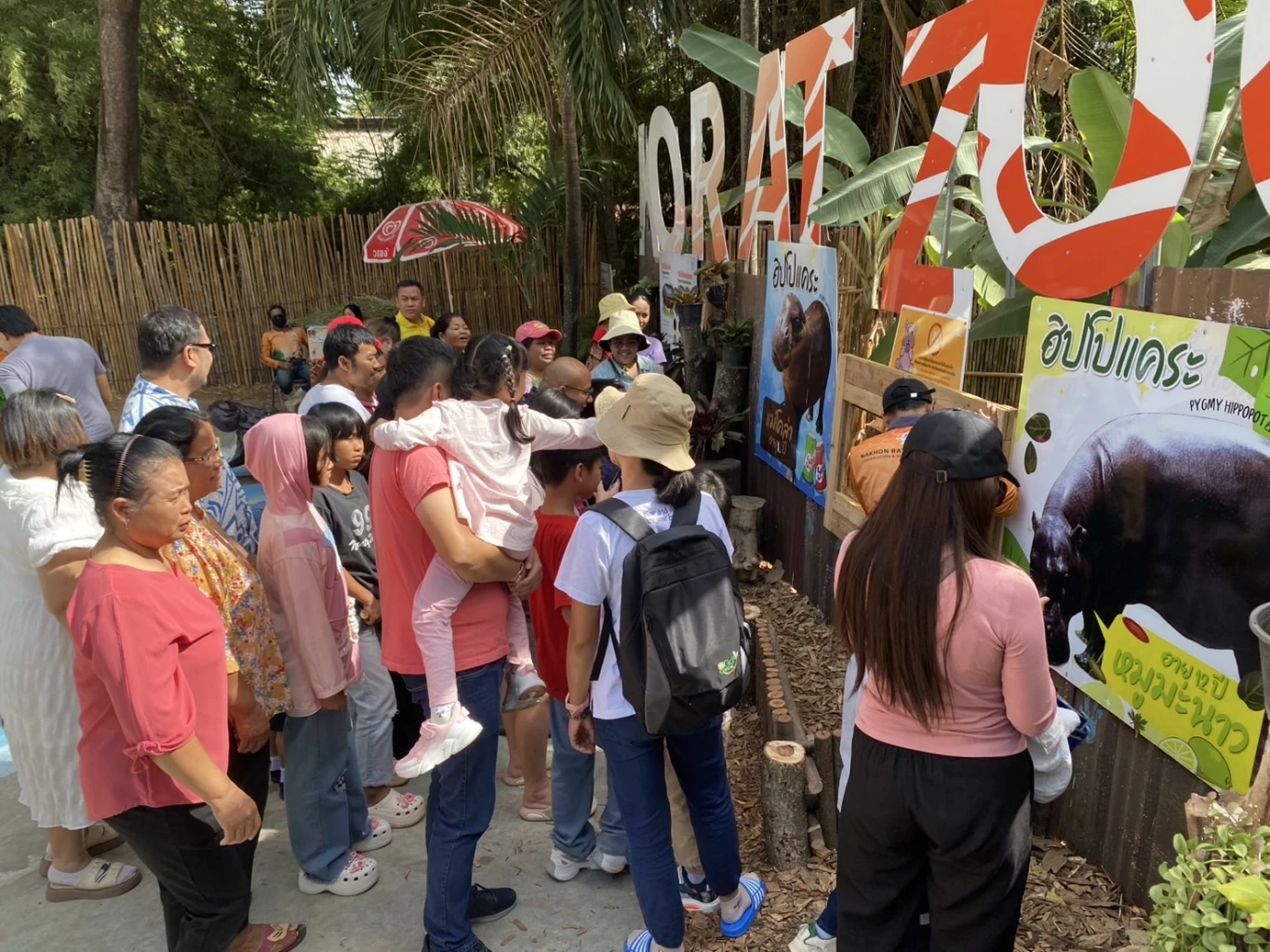 นทท.เที่ยวสวนสัตว์โคราช ชม "หมูมะนาว" ว่าที่เจ้าสาว "หมูตุ๋น"