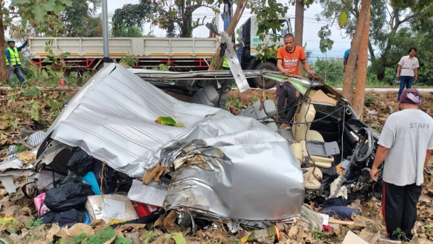 สุดสลด! ทหารกลับจากแข่งเรือ รถตู้เสียหลักลงร่องกลางถนน ดับ 4 เจ็บ 9