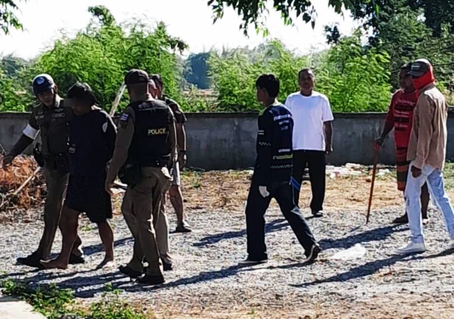 ระทึกทั้งหมู่บ้าน "หนุ่มป่วยจิตคลั่ง" ใช้มีดปาดคอยายข้างบ้านหวิดดับ