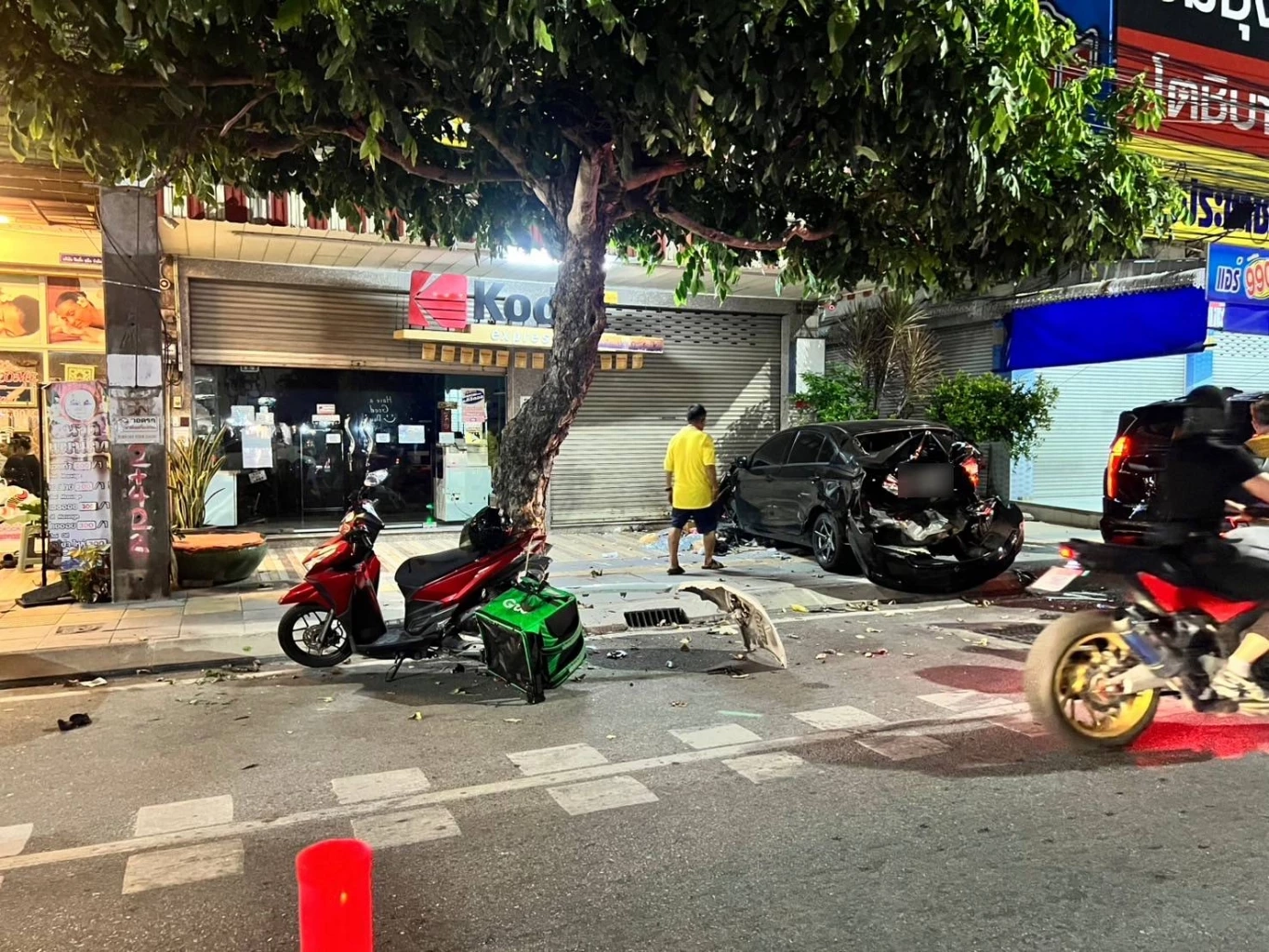 รวบ "หนุ่มจีนตีนผี" ซึ่งรถตู้หรู ชนยับ ดับหนึ่งราย (มีคลิป)