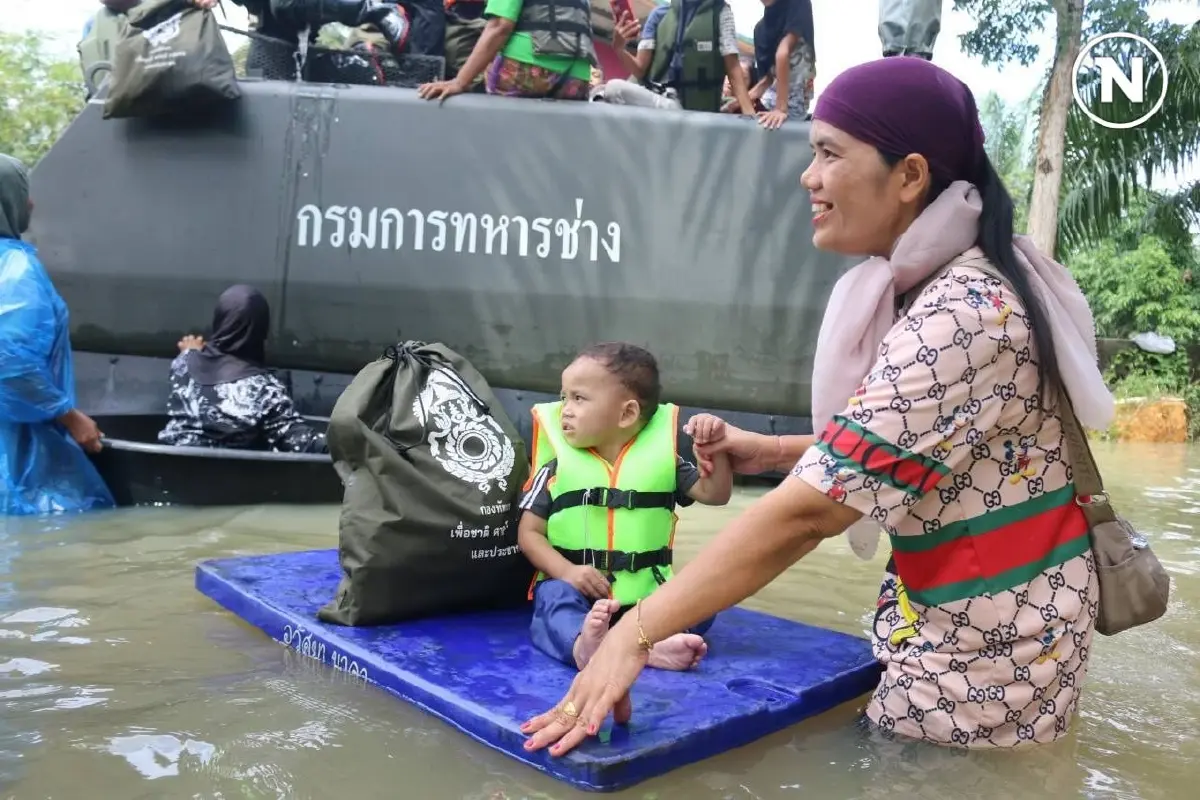 ลุยมอบถุงยังชีพให้กับผู้ประสบอุทกภัย จ.นครศรีธรรมราช