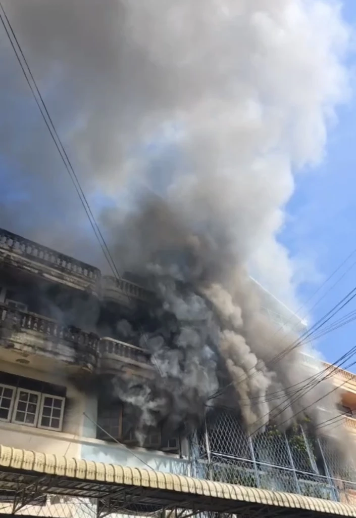 อัปเดตไฟไหม้โรงงาน ย่านบางขุนเขียน เจ็บ 2 สูญหาย 1 ยังคุมเพลิงไม่ได้ หวั่นตึกถล่ม