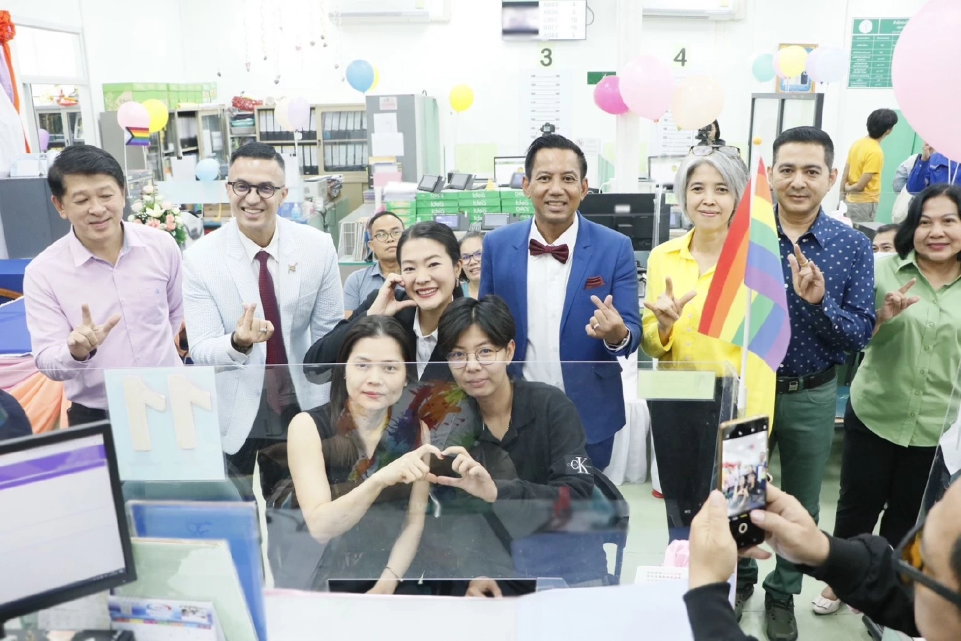 รมช.ธีรรัตน์ นำทีม ส.ก.เพื่อไทย ร่วมฉลอง "Marriage Equality" สร้าง ปวศ.สมรสเท่าเทียมในไทย