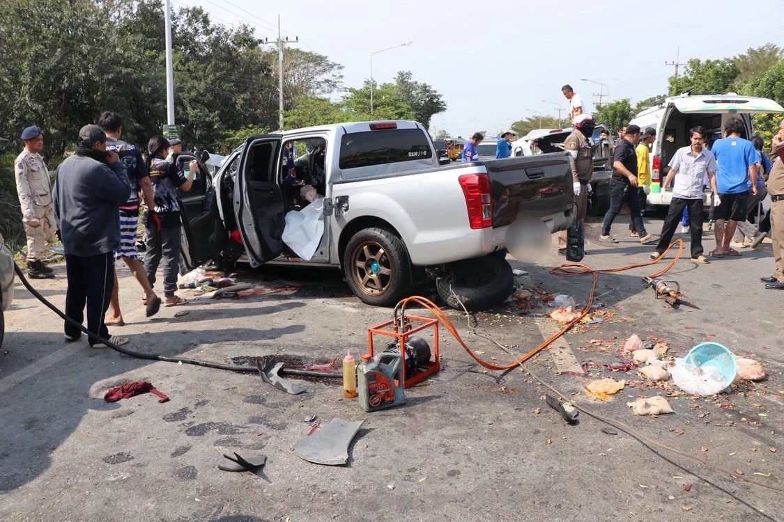 อุบัติเหตุช็อก! รถปิกอัพชนสนั่นพังยับ กลายเป็นเศษเหล็ก ดับ 5 สาหัส 3
