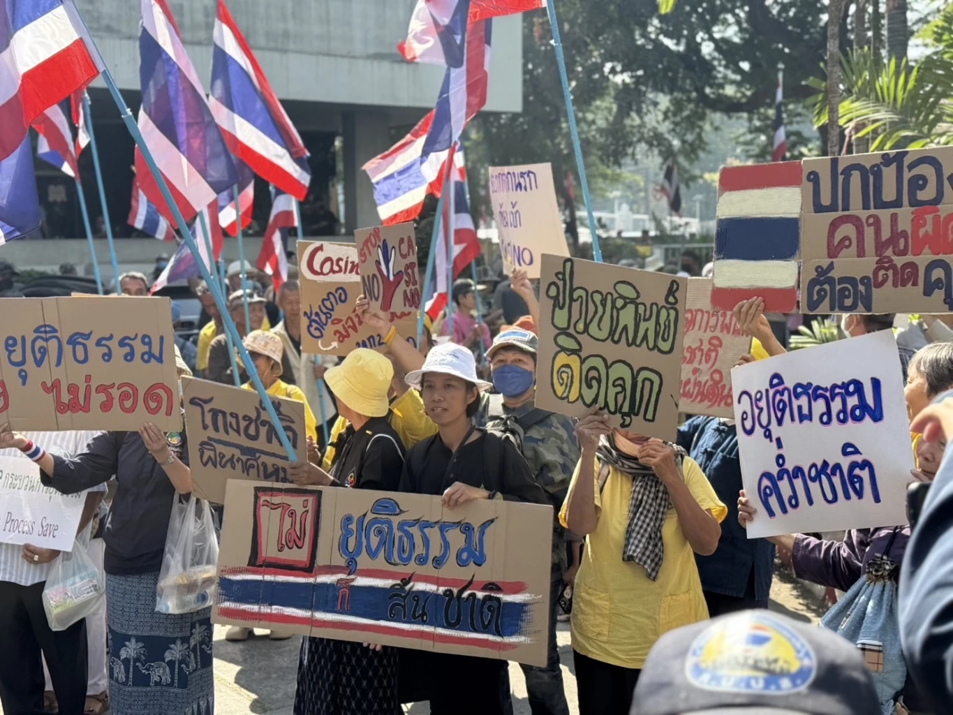 "กลุ่มต้านทักษิณ" บุกทำเนียบฯ ยื่นหนังสือนายกฯ​ จี้เทวดาชั้น​ 14 ​ เข้าคุก​