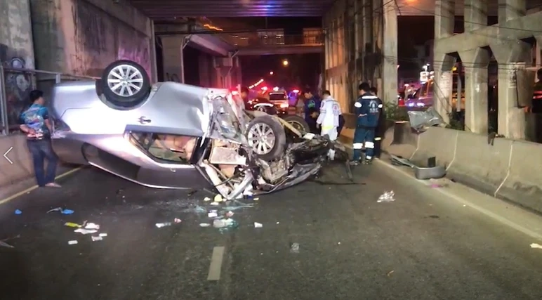 สลด! เก๋งแคมรี่ ชนรถจยย. 2 คัน ขี่ย้อนศร ดับ 2 เจ็บ 2