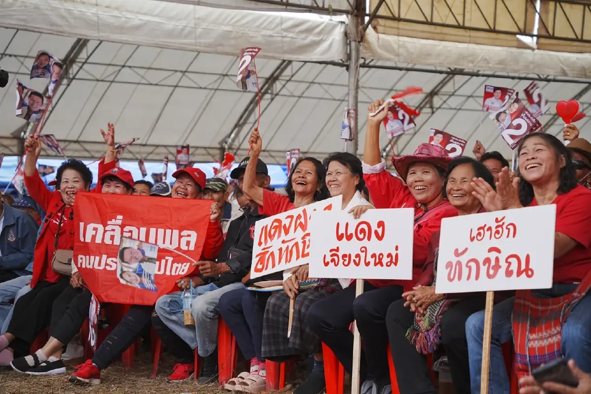 ประชาชนชาวเชียงใหม่ เดินทางมาร่วมรับฟังปราศรัยหาเสียงโค้งสุดท้าย จากนายทักษิณ ชินวัตร อดีตนานยกฯ 