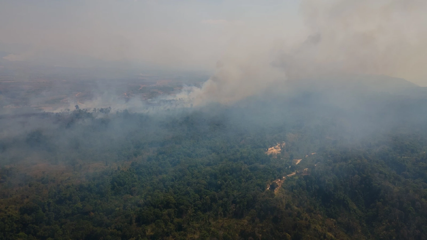ระทึก! “ไฟป่า” ฝั่งเขมร ลามเขตฐานทหารพรานไทย เกิดเสียงบึ้มเป็นระยะๆ