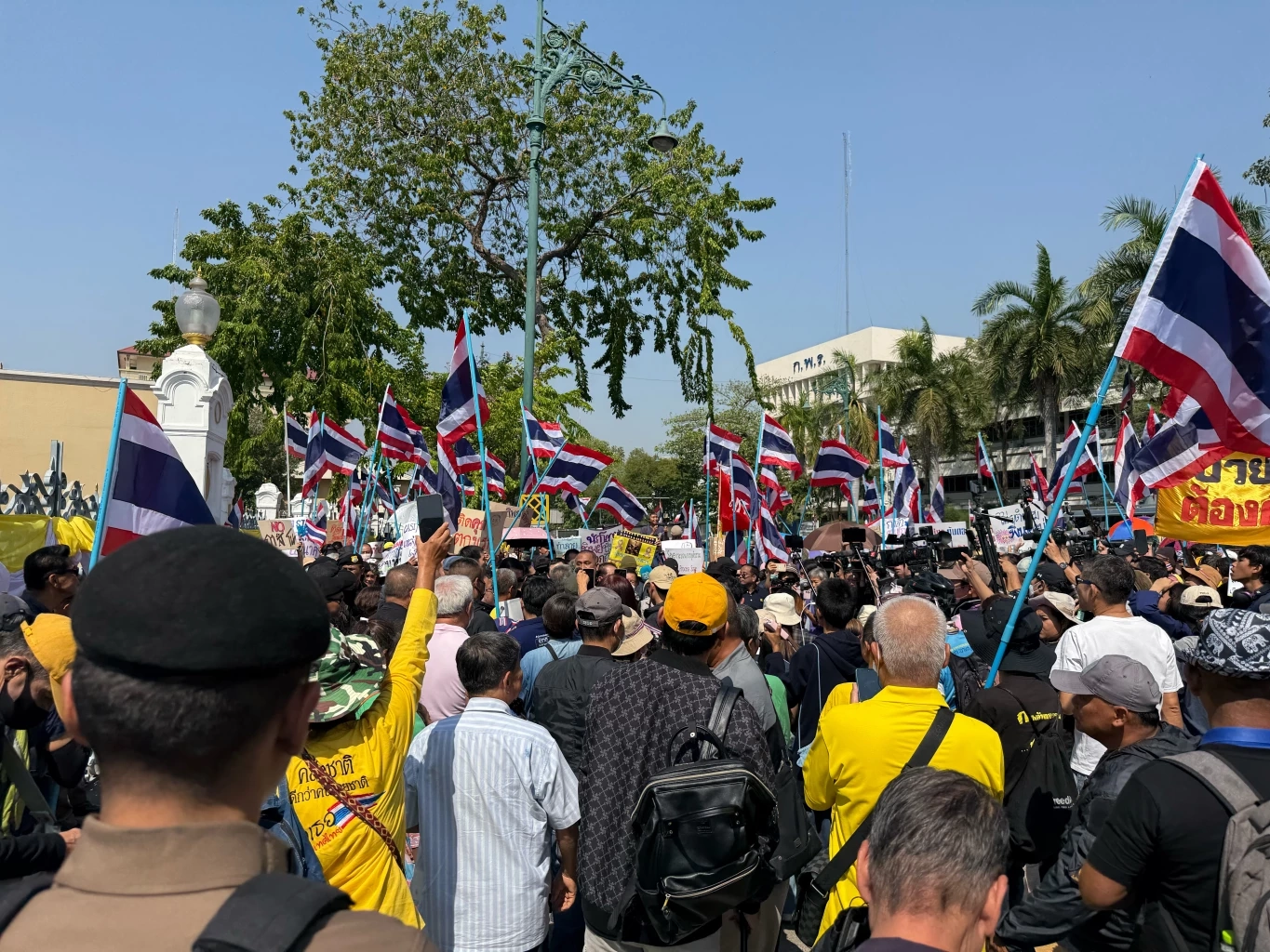 "กลุ่มต้านทักษิณ" บุกทำเนียบฯ ยื่นหนังสือนายกฯ​ จี้เทวดาชั้น​ 14 ​ เข้าคุก​