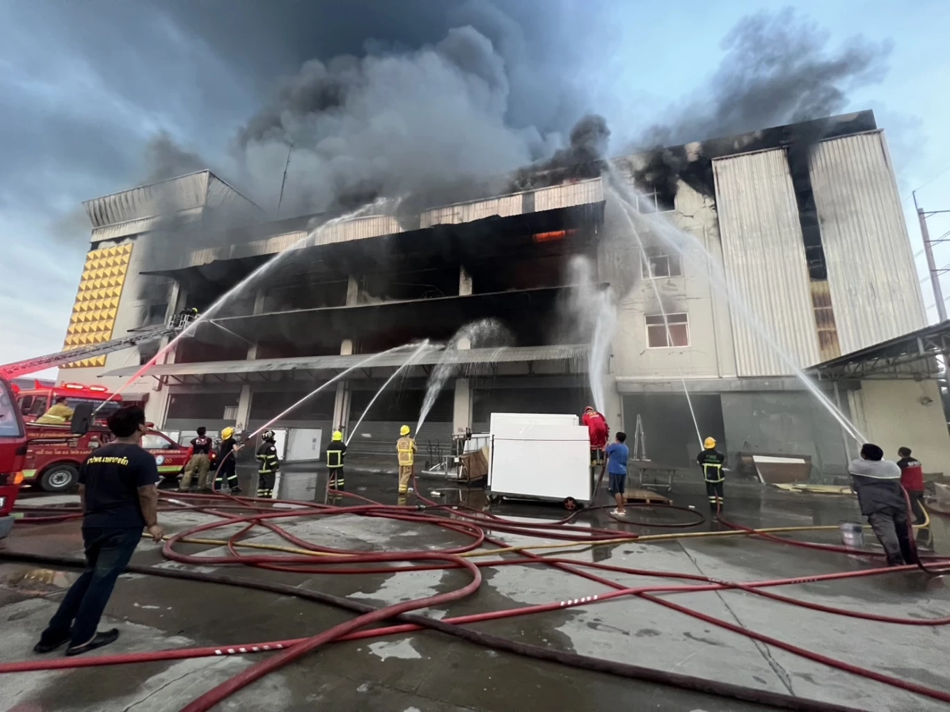 สรุปเหตุการณ์ไฟไหม้ครั้งใหญ่ บริษัทแครี่บอย พบอาคารทรุด ตร.เผยสาเหตุ