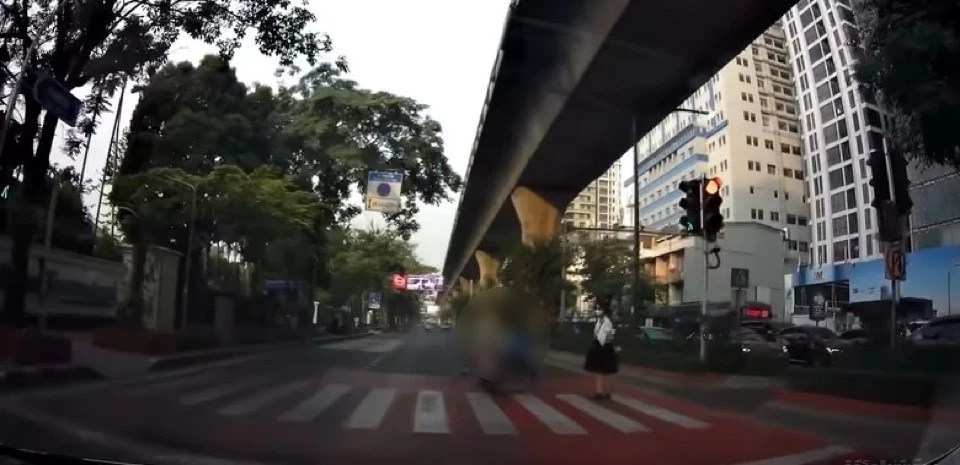 โซเชียลจวกยับ รถจยย.ฝ่าไฟแดงพุ่งชนคนข้ามถนน ตรงทางม้าลาย ซ้ำรอยหมอกระต่าย