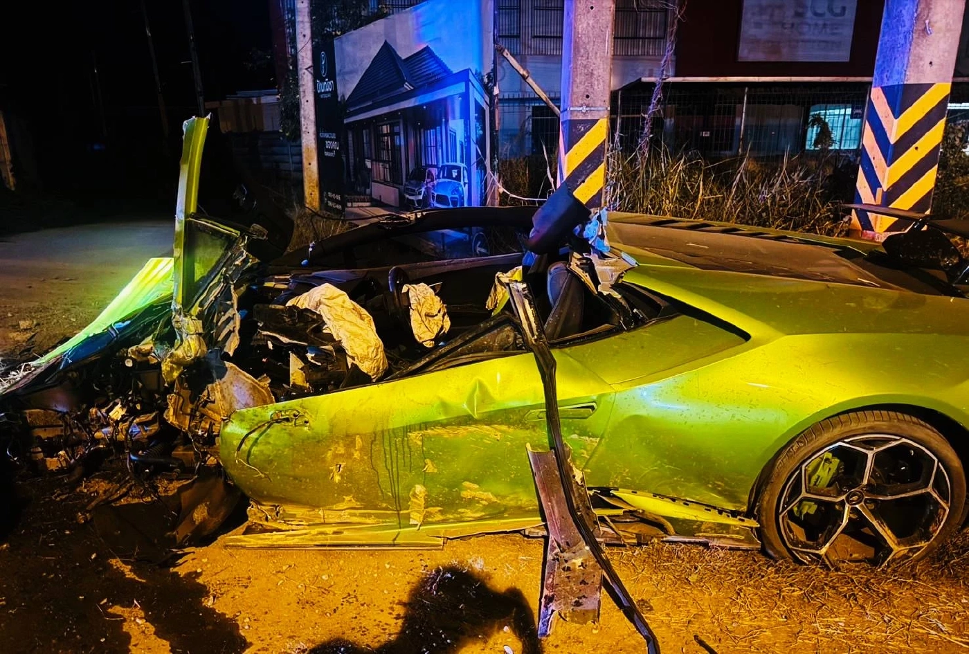 "CEO โรงงานชำแหละไก่" ซิ่ง "ลัมโบร์กินี" ชนกระบะพังยับ เหลือแต่ซาก (มีคลิป)