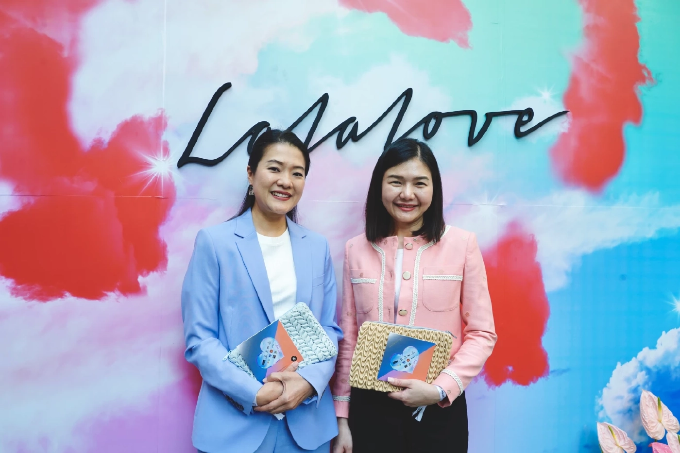 "จิราพร-ธีรรัตน์" นำ สก.เพื่อไทย ร่วมชมแฟชั่นโชว์ LalaLove ส่งเสริม Soft Power