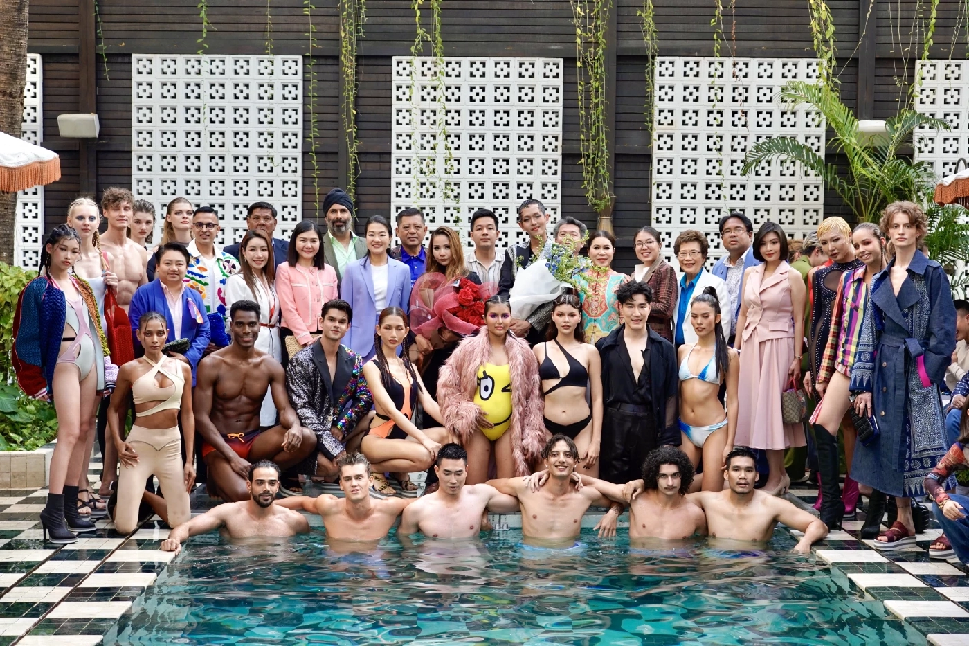 "จิราพร-ธีรรัตน์" นำ สก.เพื่อไทย ร่วมชมแฟชั่นโชว์ LalaLove ส่งเสริม Soft Power