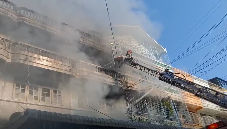 อัปเดตไฟไหม้โรงงาน ย่านบางขุนเขียน เจ็บ 2 สูญหาย 1 ยังคุมเพลิงไม่ได้ หวั่นตึกถล่ม