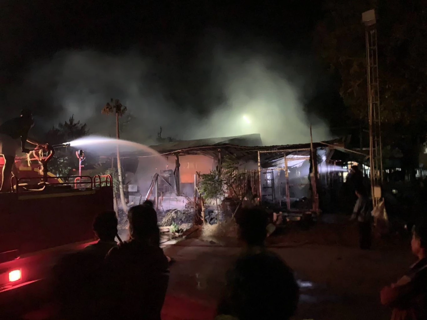 สลดรับตรุษจีน ไฟไหม้ร้านค้า คลอก 3 พ่อแม่ลูก เสียชีวิตสภาพกอดกันกลม