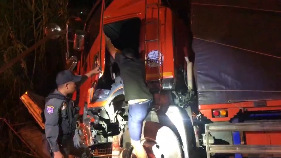 สุดสลด! สิ้นตำรวจคาด่าน รถพ่วง 18 ล้อ พุ่งชนระหว่างตรวจคัดกรองต่างชาติ