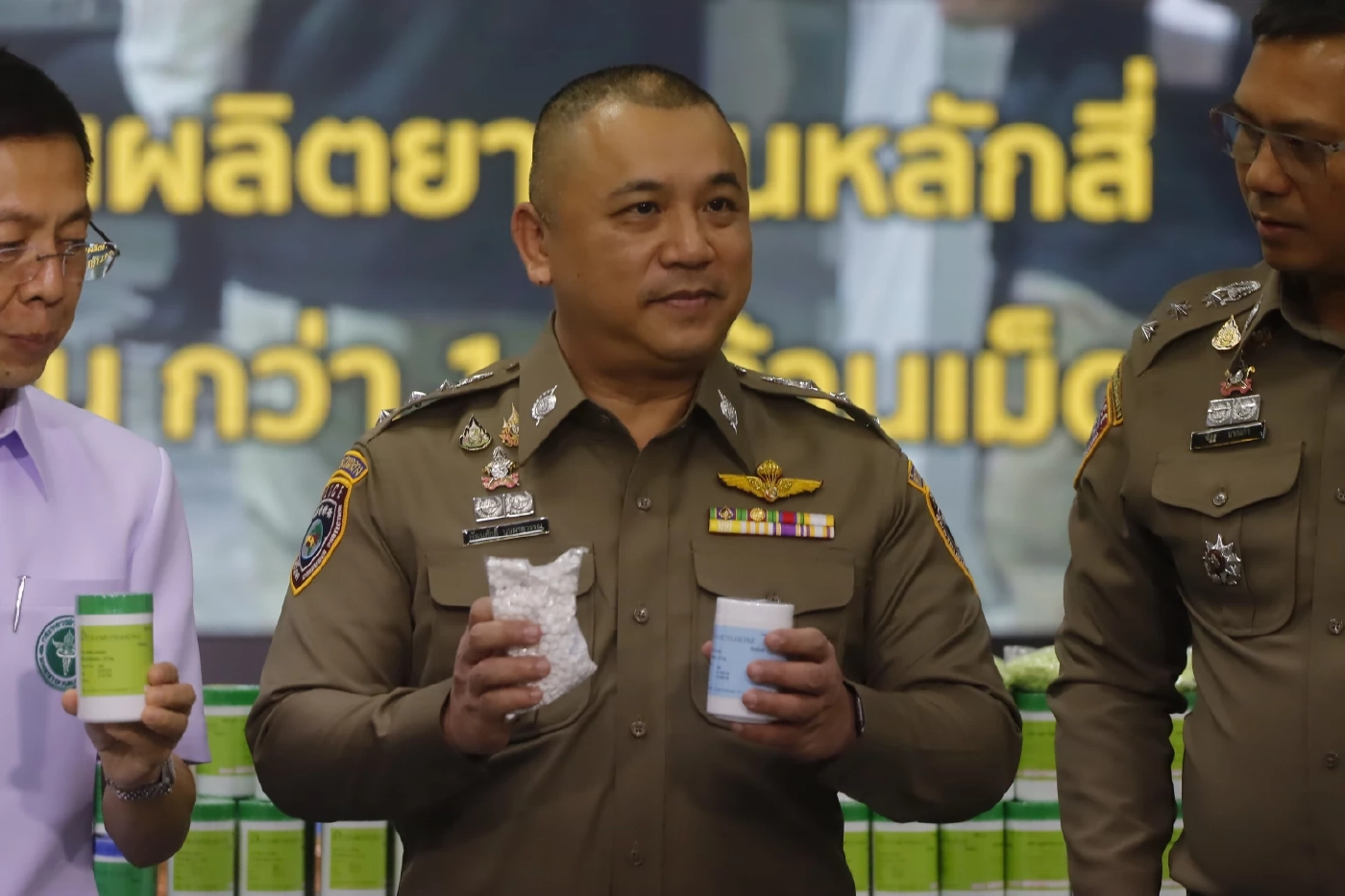 ปคบ.- อย. บุกตรวจร้านขายยา รวบ 12 เภสัชกรเถื่อน – ทลายโรงงานลอบผลิตสเตียรอยด์