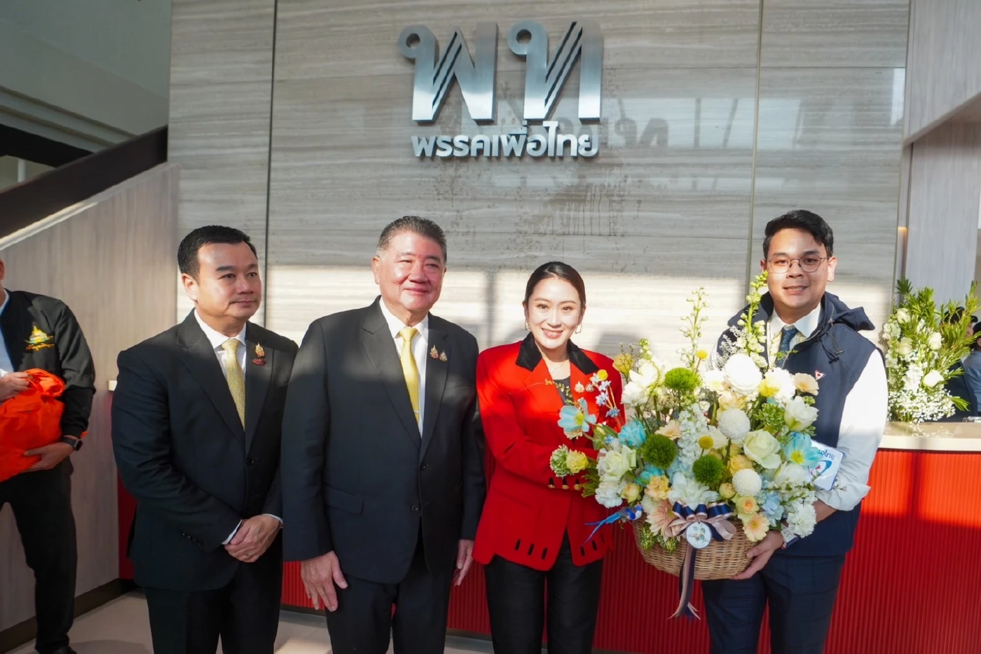 "แพทองธาร" ควง "ทักษิณ-พานทองแท้" ทำบุญเปิดที่ทำการพรรคเพื่อไทย