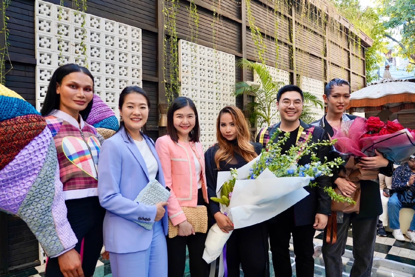 "จิราพร-ธีรรัตน์" นำ สก.เพื่อไทย ร่วมชมแฟชั่นโชว์ LalaLove ส่งเสริม Soft Power