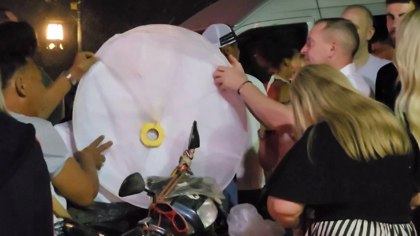 แชร์สนั่น ต่างชาติกร่างใส่ตำรวจ หลังถูกห้ามปล่อยโคมลอย