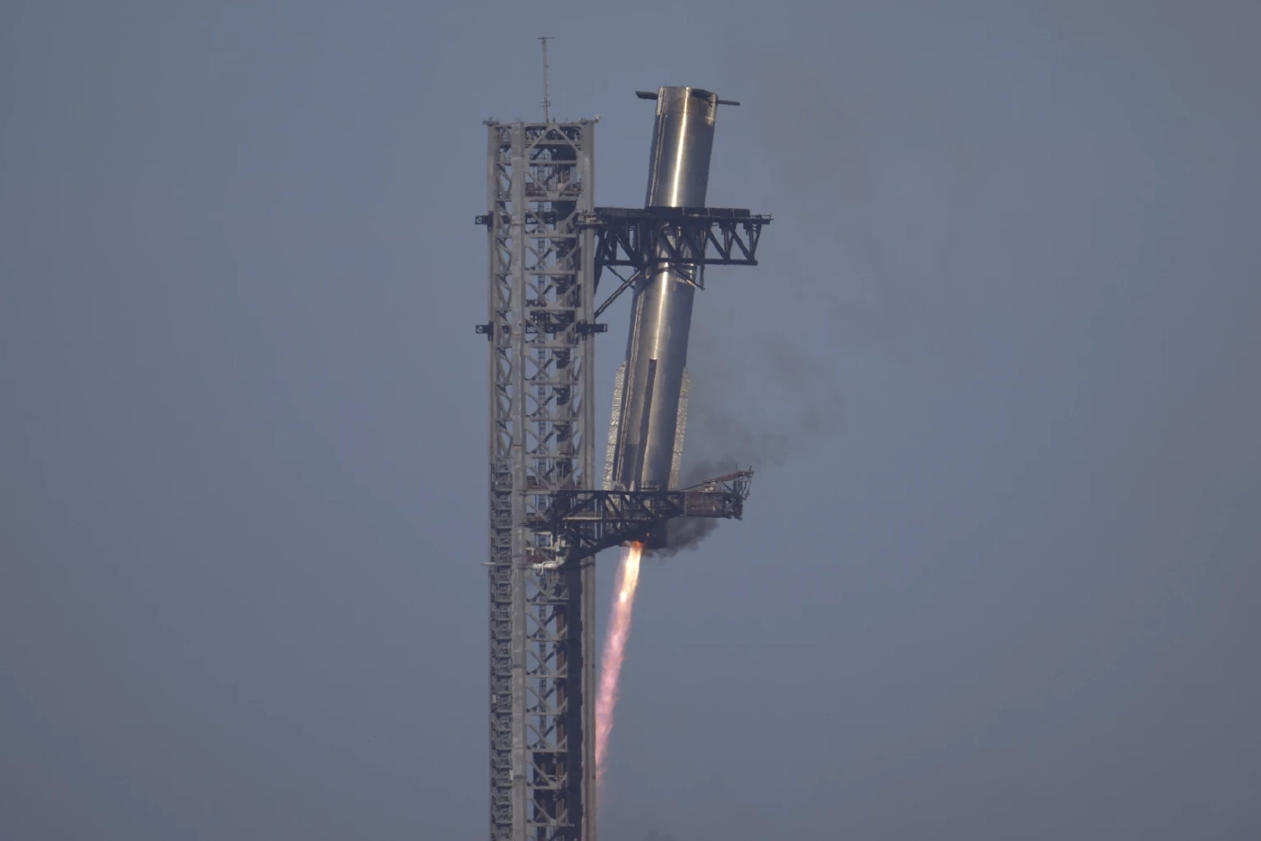 สตาร์ชิประเบิดกลางอากาศ หลายเที่ยวบินเปลี่ยนเส้นทางหลบชิ้นส่วน