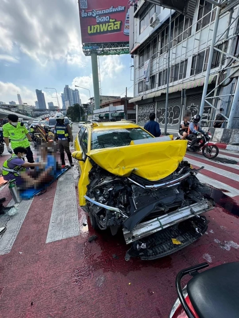 สาวขึ้นแท็กซี่หลอนยา พาบวกท้ายรถเมล์จนเจ็บหนัก รักษาไป 1.9 ล. คดีไม่คืบ