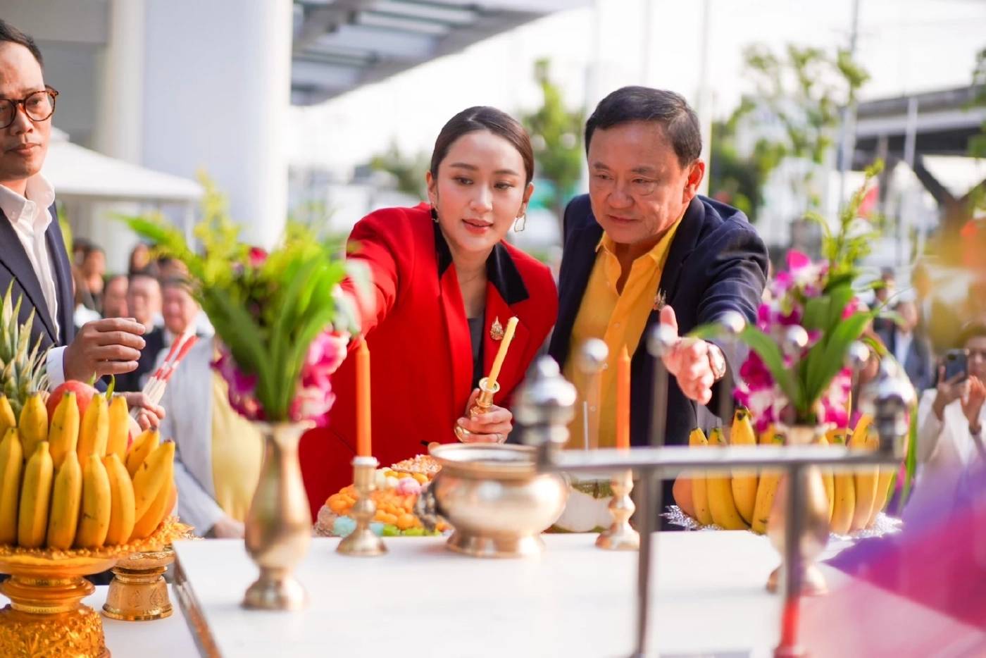 ทักษิณ ชินวัตร อดีตนายกฯ และแพทองธาร ชินวัตร นายกฯและหัวหน้าพรรค ไหว้ศาลพระภูมิเจ้าที่ ณ ที่ทำการพรรคเพื่อไทยแห่งใหม่ 