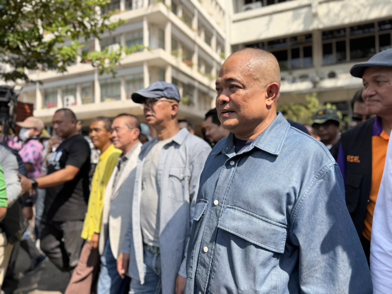 "กลุ่มต้านทักษิณ" บุกทำเนียบฯ ยื่นหนังสือนายกฯ​ จี้เทวดาชั้น​ 14 ​ เข้าคุก​