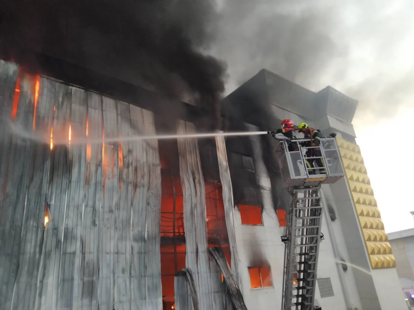 สรุปเหตุการณ์ไฟไหม้ครั้งใหญ่ บริษัทแครี่บอย พบอาคารทรุด ตร.เผยสาเหตุ