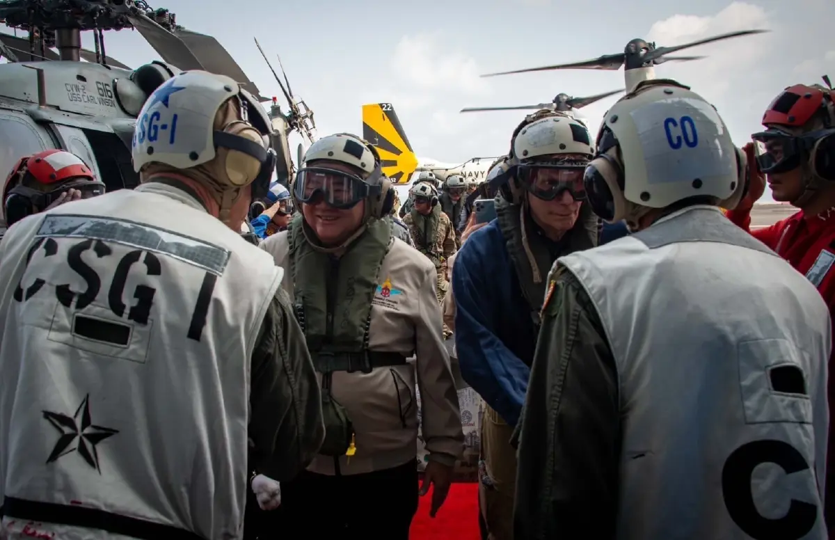 "ภูมิธรรม" ขอบคุณ ทร.สหรัฐฯ ที่เชิญไปดูแสนยานุภาพ "เรือ USS Carl Vinson"