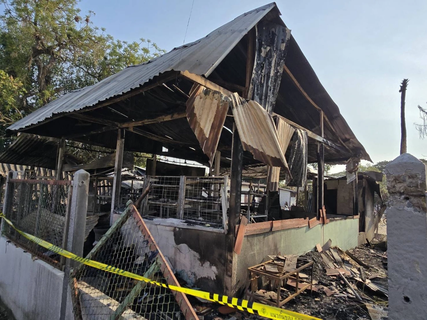 สลดรับตรุษจีน ไฟไหม้ร้านค้า คลอก 3 พ่อแม่ลูก เสียชีวิตสภาพกอดกันกลม