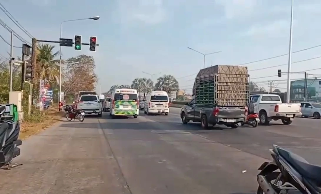 เดือด! โชเฟอร์สองแถวแดงชลบุรี เปิดศึกกลางถนน ก่อนขับรถพุ่งชนดับ 1