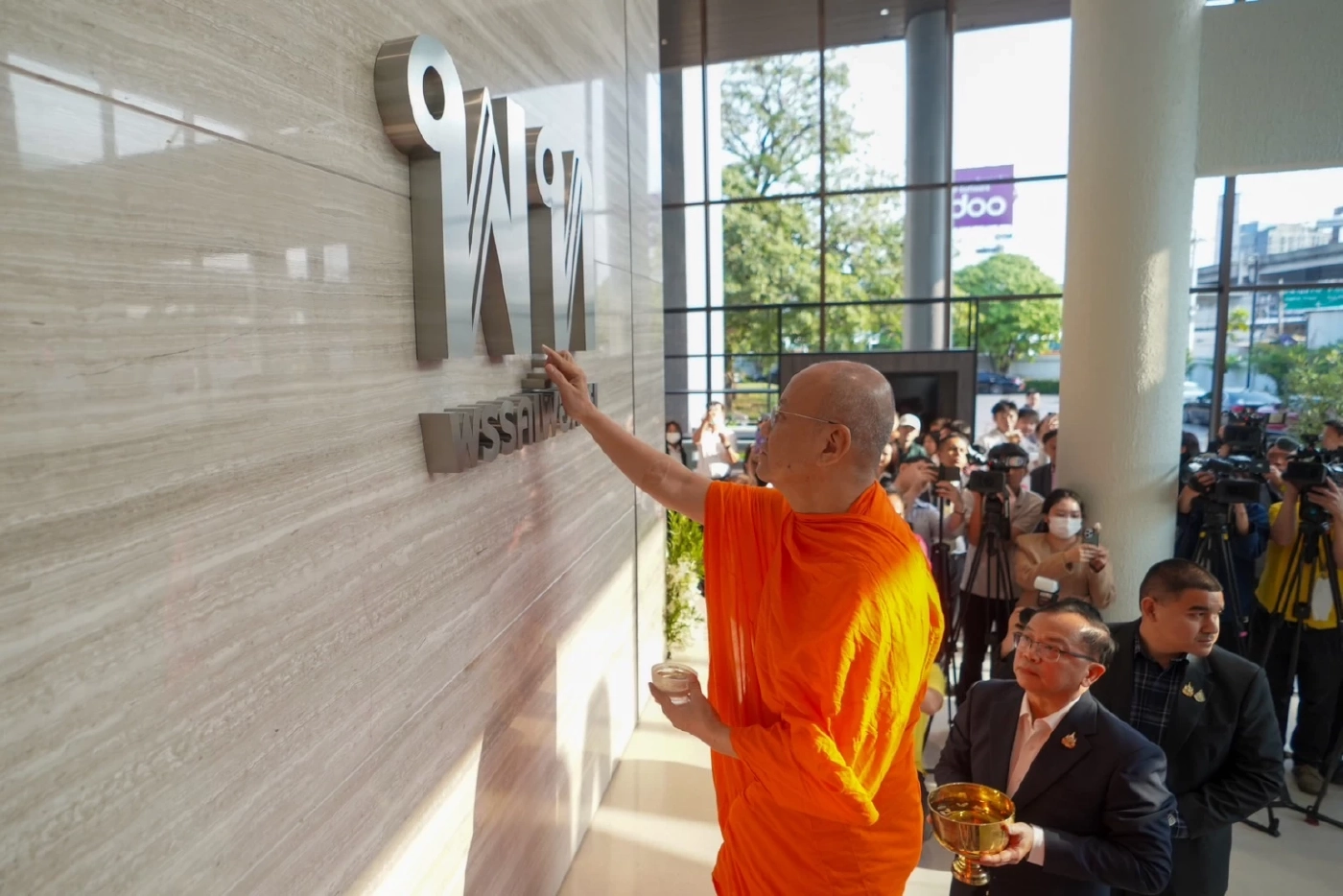 &quot;พระพรหมสิทธิ&quot;ได้ทำการเจิมป้ายที่ทำการพรรคเพื่อไทย 