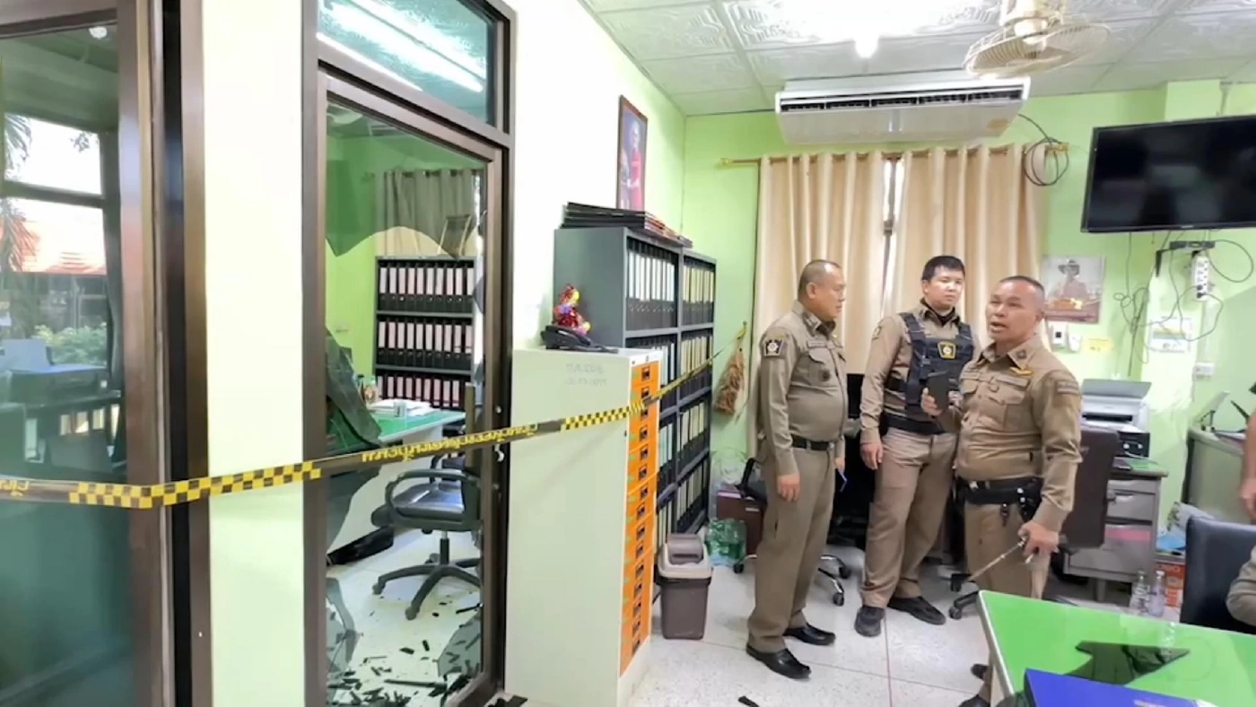 โกลาหลทั้ง อบต. “ด.ต.” บุกทำร้าย “ผอ.กองคลัง” ภรรยา จนท.แตกตื่นปีนบันไดหนี