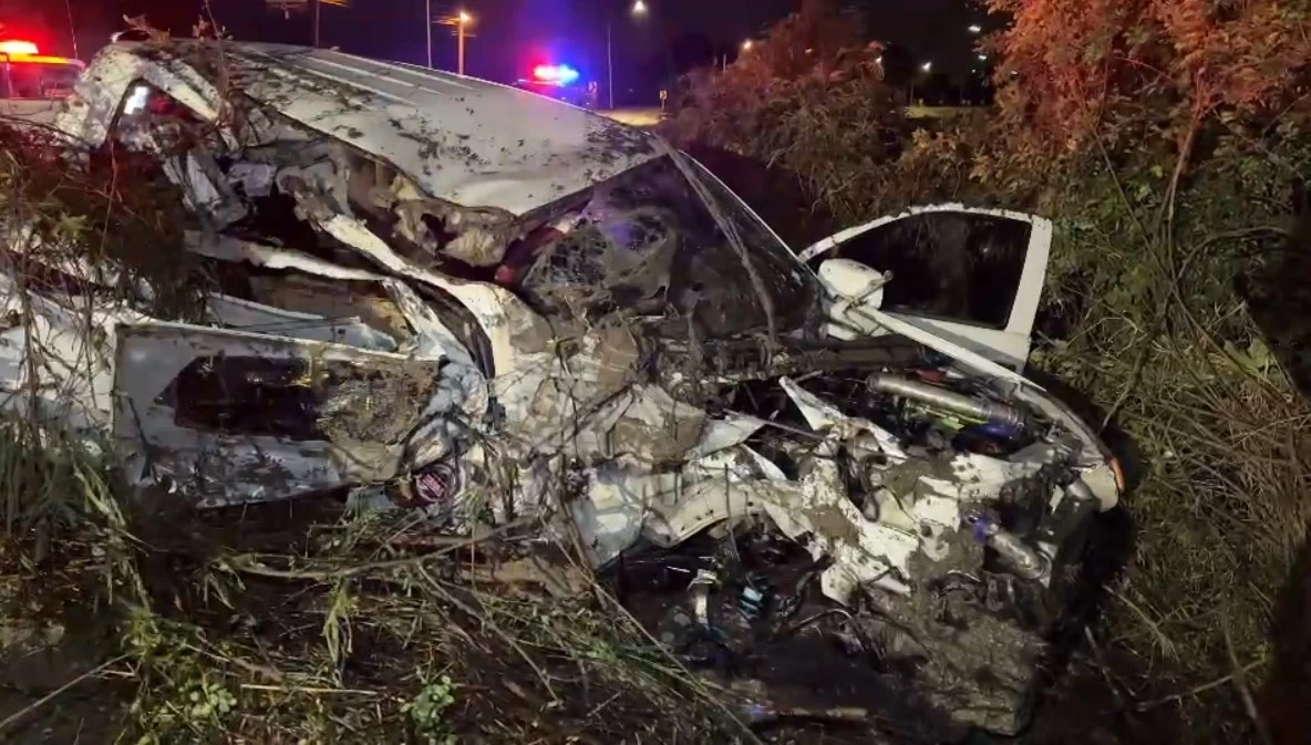 ระทึก! กระบะหลุดโค้งพุ่งชนรถพ่วง 18 ล้อ ก่อนตกลงไปในคลอง คนขับเสียชีวิต