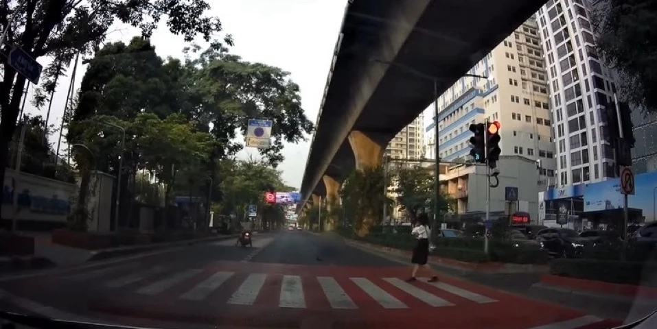 โซเชียลจวกยับ รถจยย.ฝ่าไฟแดงพุ่งชนคนข้ามถนน ตรงทางม้าลาย ซ้ำรอยหมอกระต่าย