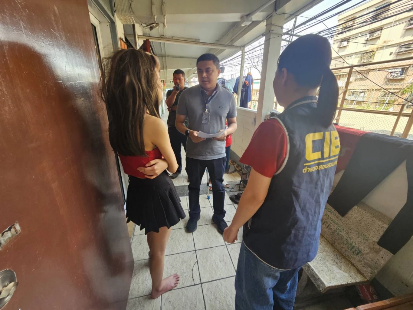 จับคาผ้าเหลือง รวบชายหญิงลวงสาว 15 เสพยา บังคับค้ากามแนวสวิงกิ้งขายคลิป