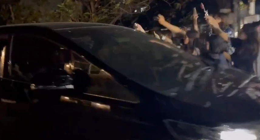 “แม่ตั๊ก-ป๋าเบียร์” ถูกปล่อยตัวออกจากเรือนจำ นั่ง “อัลพาร์ด” หรูกลับบ้าน