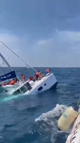 ด่วน! เรือนักท่องเที่ยวจีนล่ม 38 ชีวิตหนีตายวุ่นกลางทะเลภูเก็ต (มีคลิป)