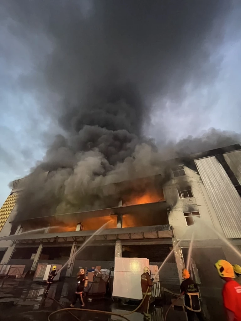 สรุปเหตุการณ์ไฟไหม้ครั้งใหญ่ บริษัทแครี่บอย พบอาคารทรุด ตร.เผยสาเหตุ