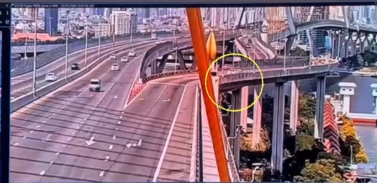 วินาทีช็อก! กล้องวงจรปิดจับภาพ นาทีชายกระโดดสะพาน พบประวัติอาการป่วย