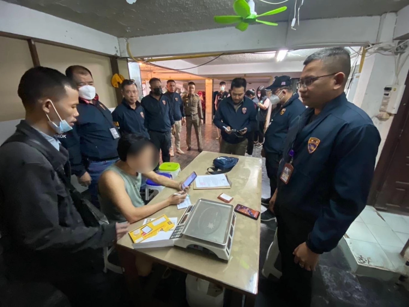 กลิ่นหึ่ง ตม.บุกทลายตึกแถว 4 ชั้น ลักลอบปลูกกัญชาทั้งตึก จับต่างด้าว