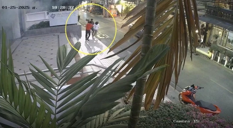 อุกอาจ! สองชายฉกรรจ์ รุมทำร้ายนายแพทย์ เจ้าของคลินิกย่านสีลม