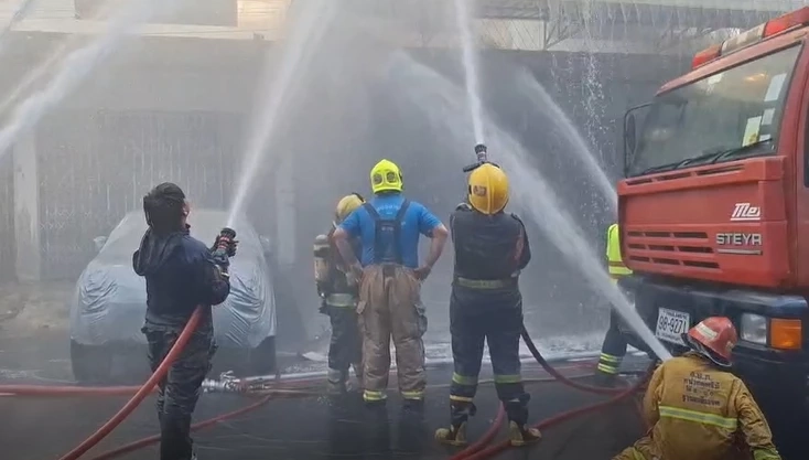 อัปเดตไฟไหม้โรงงาน ย่านบางขุนเขียน เจ็บ 2 สูญหาย 1 ยังคุมเพลิงไม่ได้ หวั่นตึกถล่ม