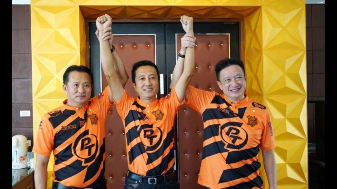  ทรงเกียรติ ลิ้มอรุณรักษ์ อดีตนายกอบจ.ประจวบฯ (คนขวามือ ) ส่งไม้ให้สราวุฒิ ลิ้มอรุณรักษ์ (คนกลาง) พี่ชายลงสมัครเป็นนายกอบจ.เเทนเมื่อปี2563