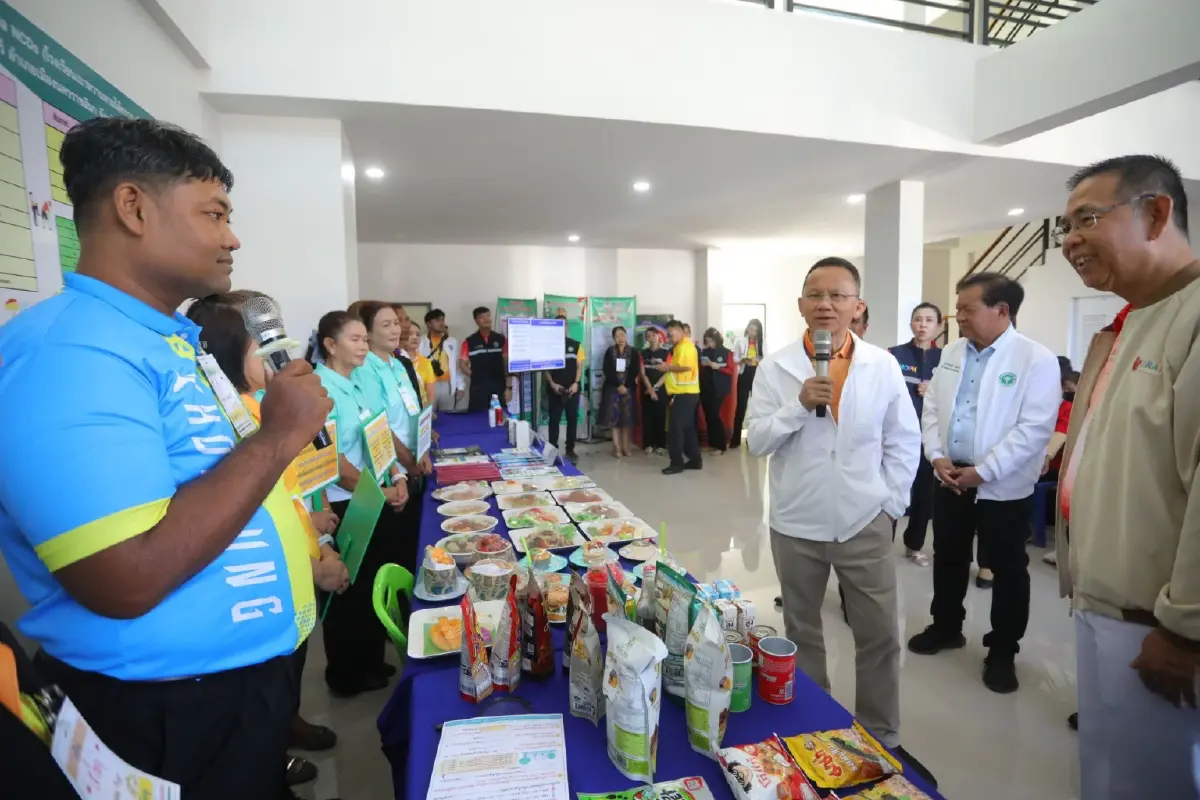 "สมศักดิ์" เยี่ยม "โรงเรียนเบาหวานหายได้ตลาดเทิดไท"
