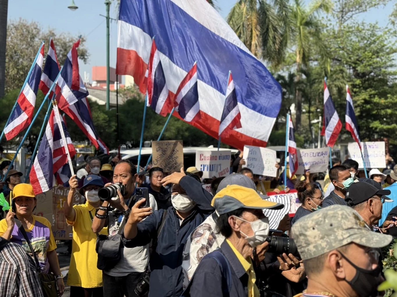 "กลุ่มต้านทักษิณ" บุกทำเนียบฯ ยื่นหนังสือนายกฯ​ จี้เทวดาชั้น​ 14 ​ เข้าคุก​